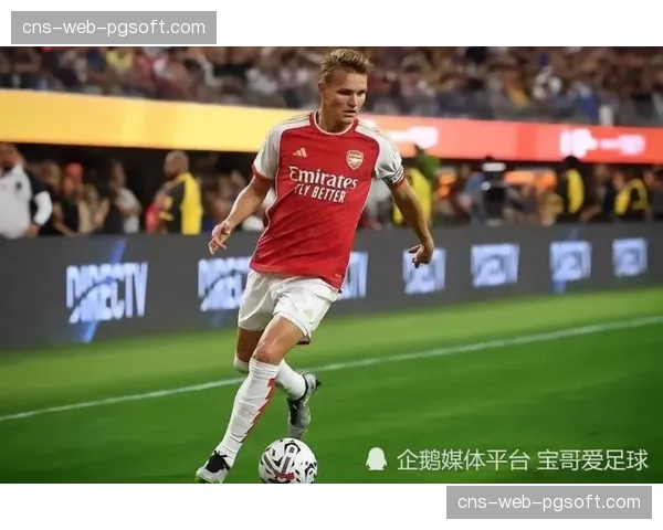 特写镜头：萨卡右路内切吸引防守，厄德高悄然插入肋部空当