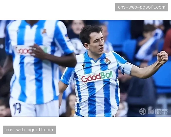 镜头捕捉:场边助理教练通过平板电脑向球员展示刚结束的定位球防守站位图 镜头捕捉:场边助理教练通过平板电脑向球员展示刚结束的定位球防守站位图