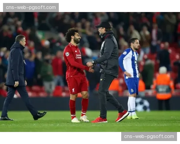 聚焦：萨拉赫与克洛普在训练场边进行长时间交流