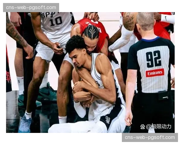 文班亚马两节21分统治内线，马刺新星季后赛首秀惊艳全场